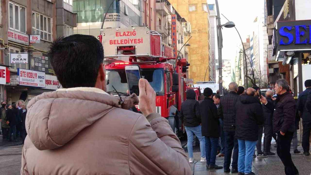 Vatandaşlar, intihar girişimini film gibi izleyip canlı yayın açtı - İnanış  Gazetesi